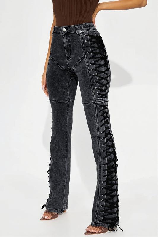 Jeans mit ausgestelltem Schnitt und Bindedetail