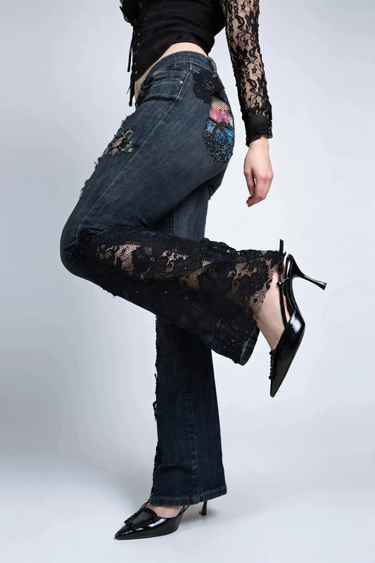 Jeans mit ausgestelltem Schnitt, Aussparungen und Spitze