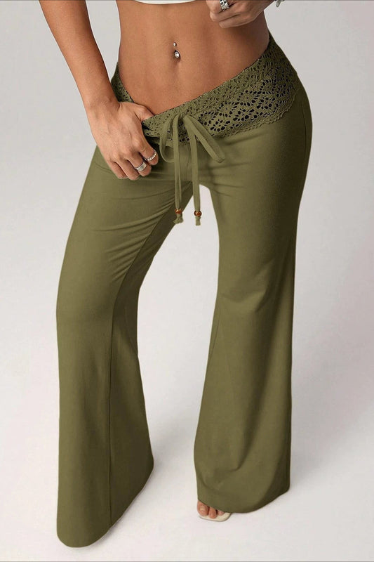 Hose mit ausgestelltem Schnitt, niedriger Taille und Bindedetail