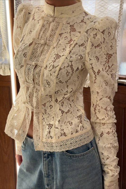 Strickjacke mit Aussparungen, Knopfdetails und Spitze