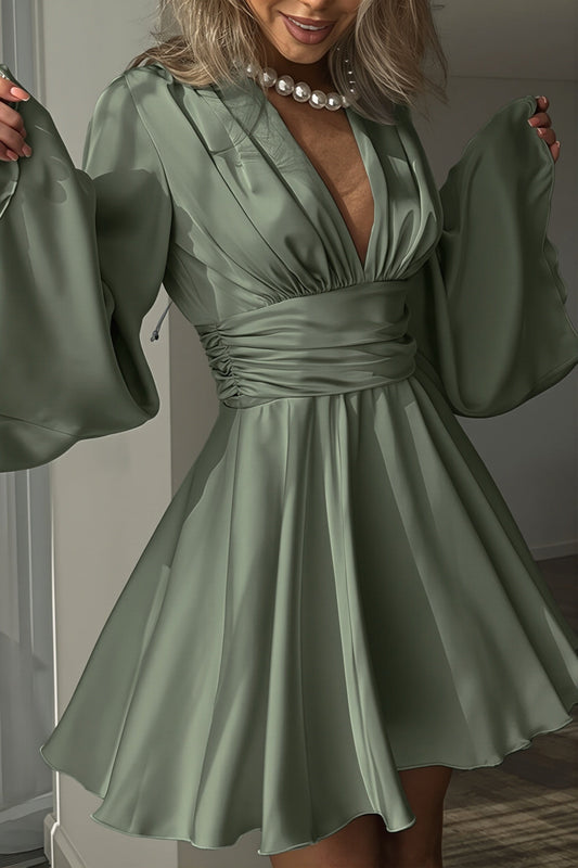 Minikleid mit Satinoptik und Rüschen
