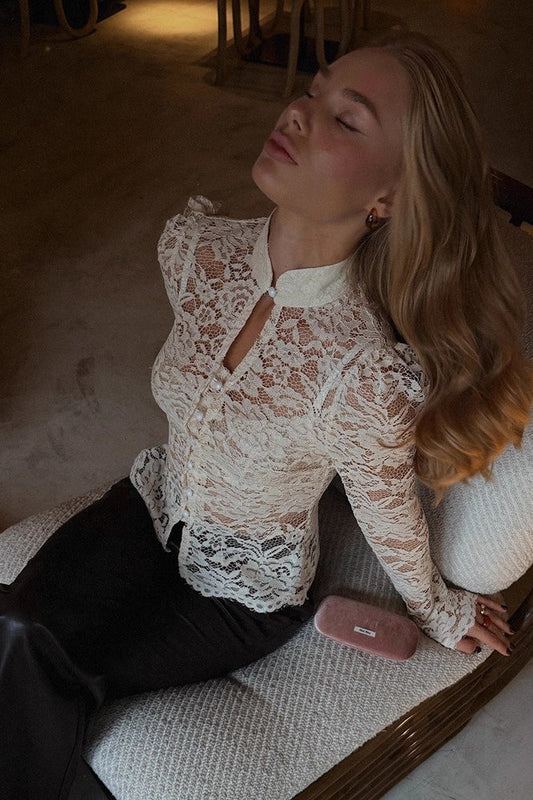 Figurbetontes Top mit Knopfdetails und Spitze