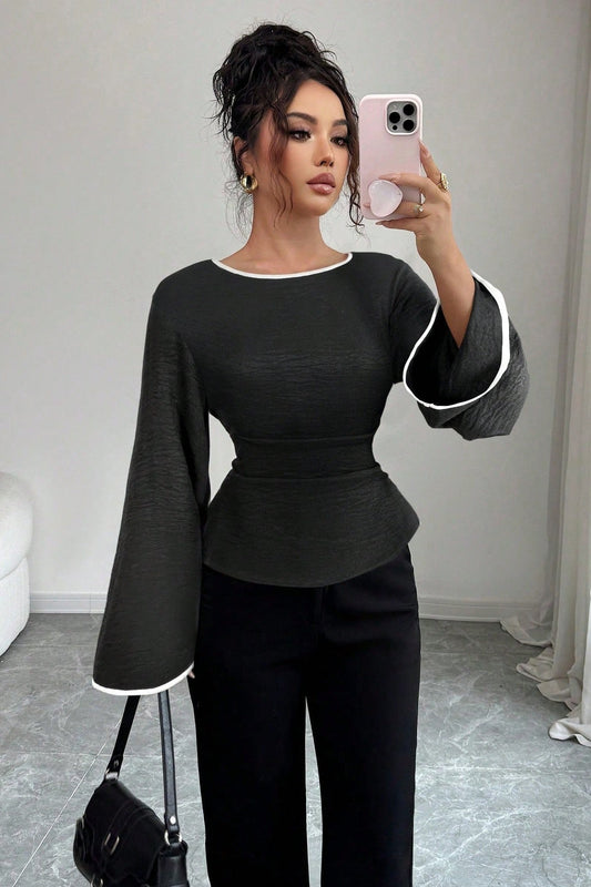 Bluse mit Trompetenärmeln, ausgestelltem Schnitt und Raffung