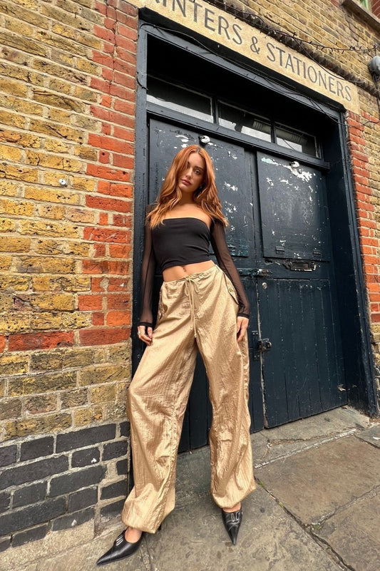 Locker geschnittene Hose mit Bindedetail in Gold