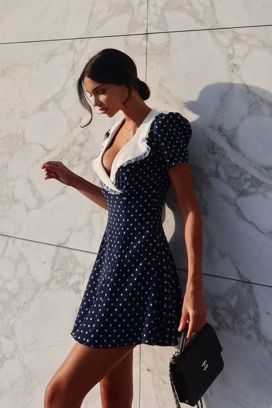Figurbetontes Minikleid mit V-Ausschnitt, Punktemuster und Spitze