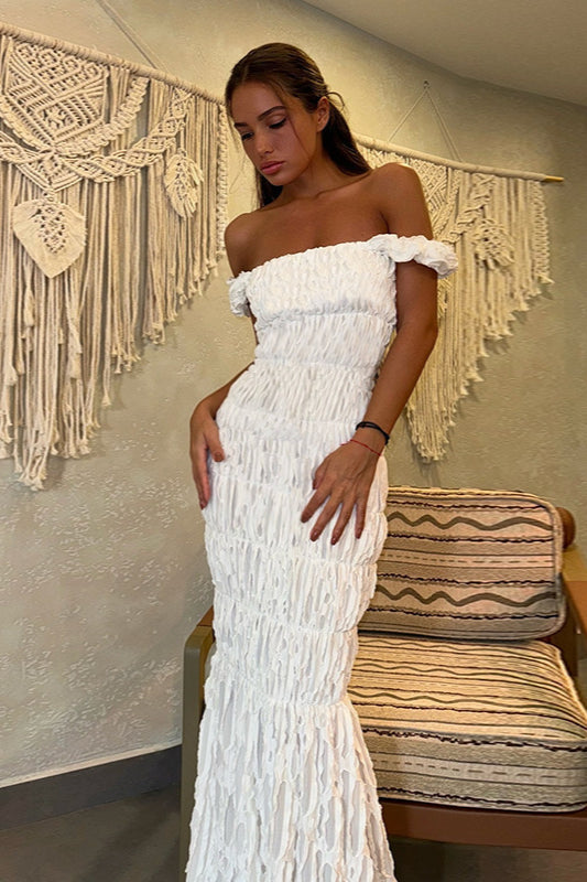 Figurbetontes Maxikleid mit Raffung in Weiß, schulterfrei