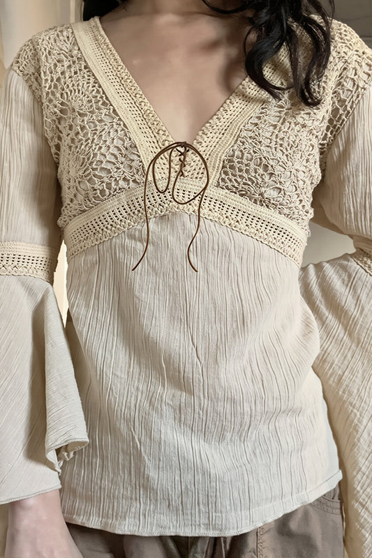 Bluse mit Trompetenärmeln, ausgestelltem Schnitt und Spitze in Aprikose