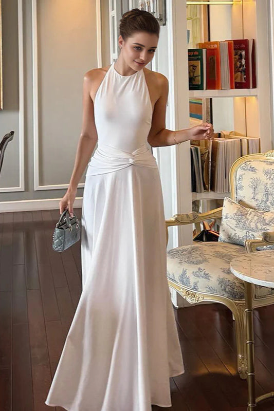Rückenfreies Maxikleid mit Neckholder und Raffung in Weiß