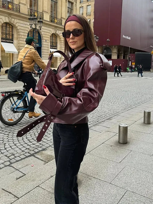 Moderne Lederjacke mit zeitloser Linienführung