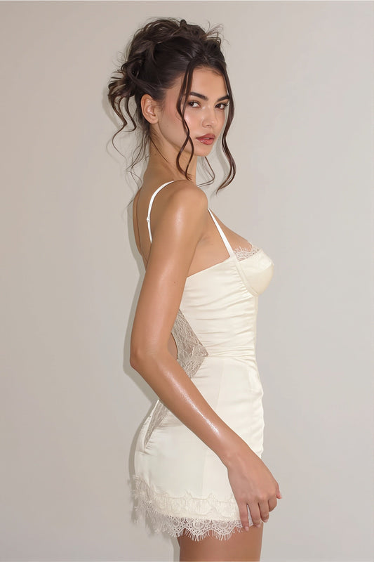 Minikleid mit Spitze, Netzdetails und Satinoptik