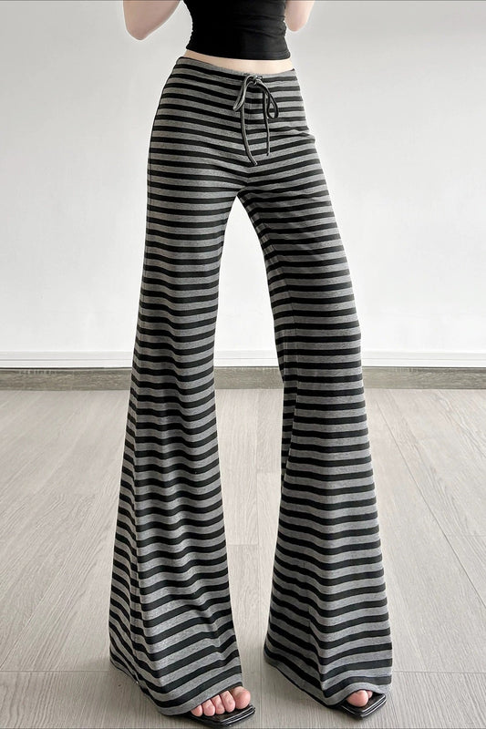 Hose mit ausgestelltem Schnitt und Streifenmuster