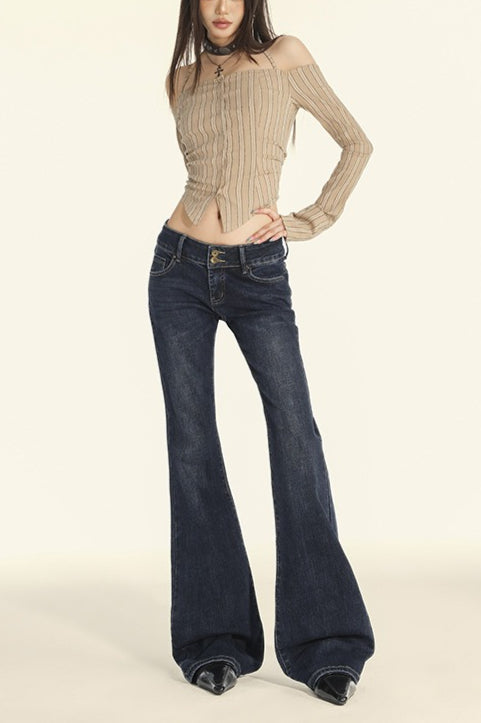 Jeans mit ausgestelltem Schnitt und Knopfdetails
