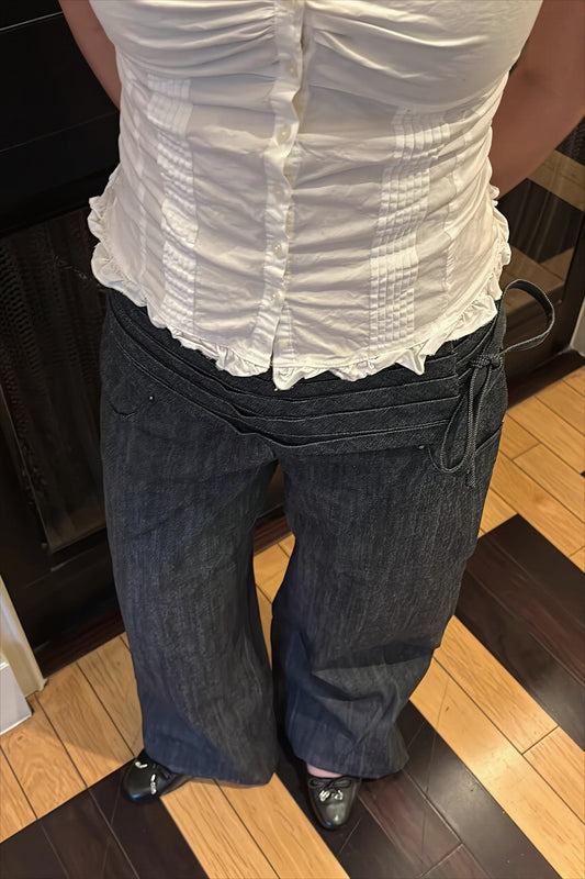 Jeans mit weitem Bein, Raffung und Bindedetail