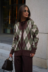 Locker geschnittene Strickjacke mit V-Ausschnitt, langen Ärmeln und Karomuster