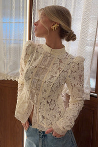 Strickjacke mit Aussparungen, Knopfdetails und Spitze