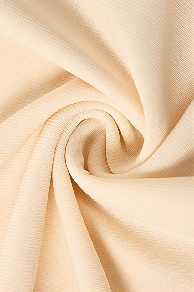 Rückenfreies Minikleid mit Neckholder und V-Ausschnitt
