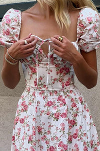 Kleid mit Puffärmeln und Blumenmuster
