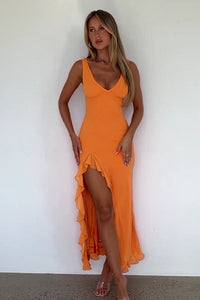 Figurbetontes Maxikleid mit V-Ausschnitt und Rüschen