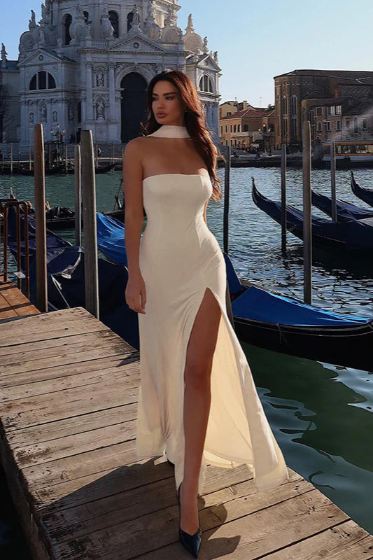 Trägerloses Maxikleid mit Schlitz in Aprikose