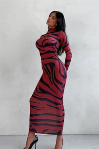 Figurbetontes Maxikleid mit Stehkragen und Druck