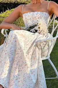 Schulterfreies Maxikleid mit Falten und Blumenmuster