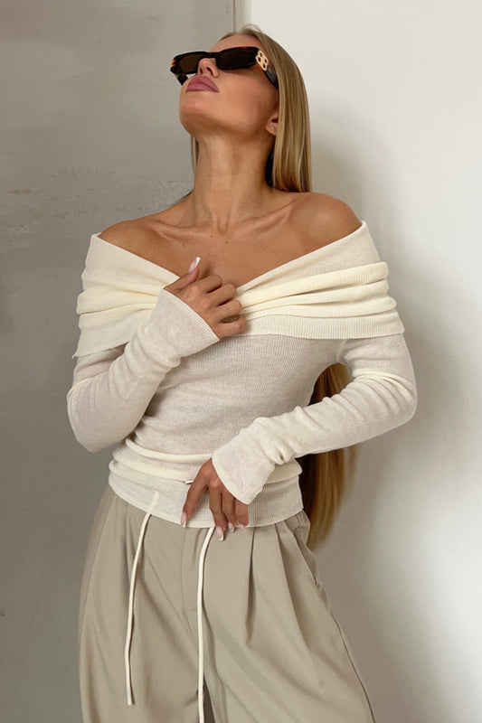 Schulterfreier Pullover mit Rundhalsausschnitt und Strickstruktur