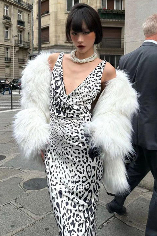 Figurbetontes Maxikleid mit Raffung in Weiß