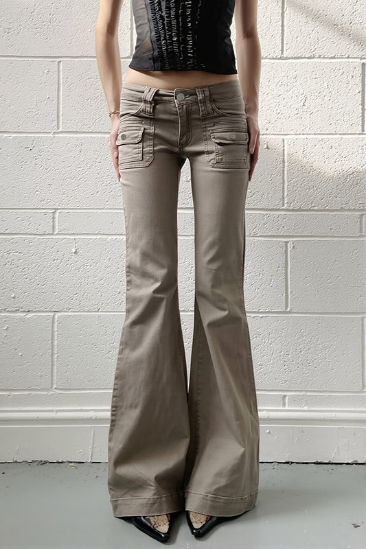 Jeans mit ausgestelltem Schnitt und Taschen