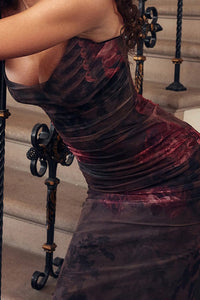 Figurbetontes Maxikleid mit Druck in Kaffeebraun