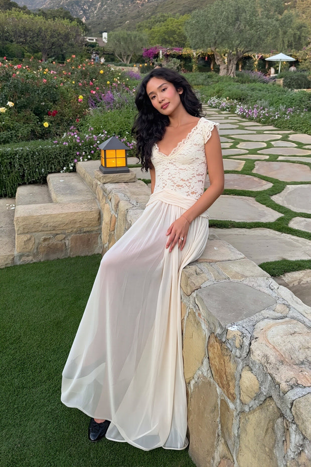Maxikleid mit V-Ausschnitt, Spitze und Netzdetails