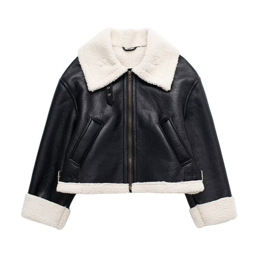 Kurze Lederjacke mit Fellbesatz und moderner Silhouette