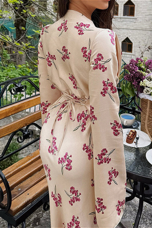Maxikleid mit V-Ausschnitt, langen Ärmeln und Bindedetail