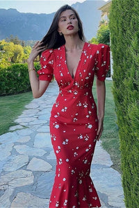 Figurbetontes Kleid mit Puffärmeln und Blumenmuster in Rot