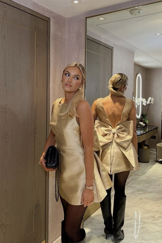 Rückenfreies Minikleid mit eckigem Ausschnitt und hoher Taille