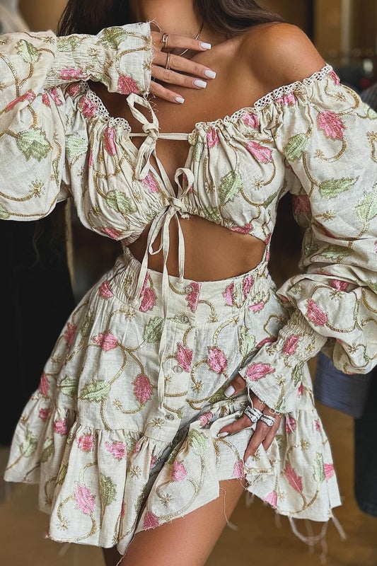 Minikleid mit Aussparungen und Spitze