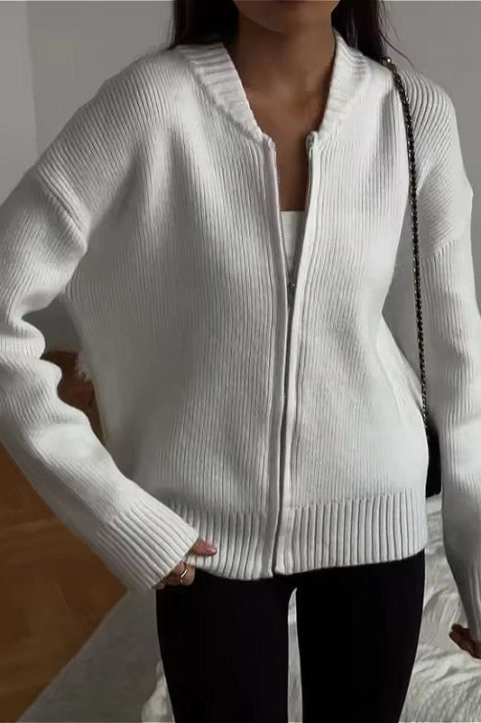 Strickjacke mit Reißverschluss und Strickstruktur in Weiß