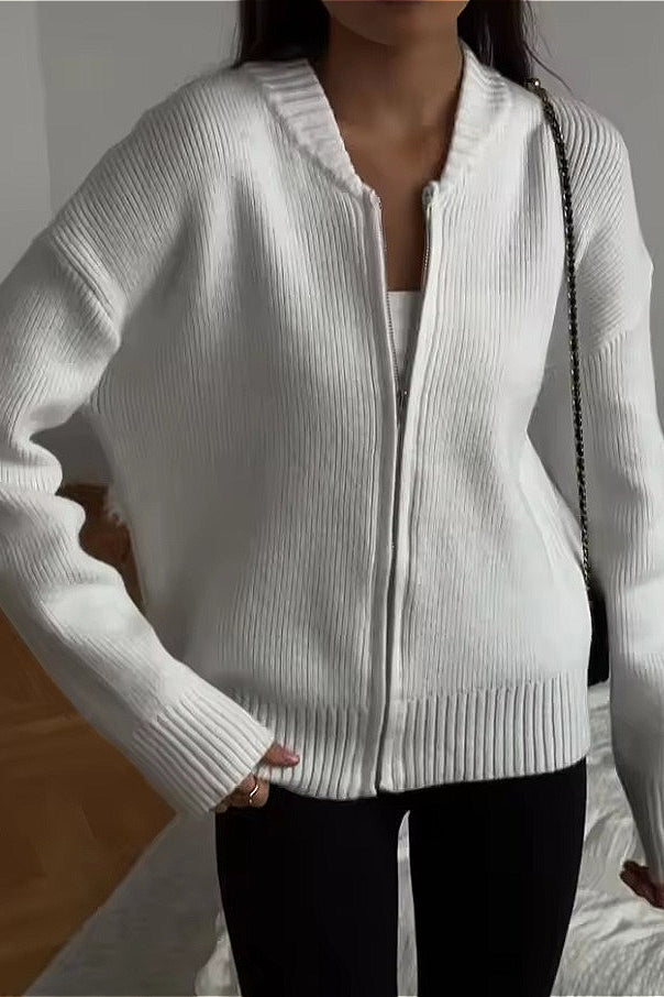 Strickjacke mit Reißverschluss und Strickstruktur in Weiß
