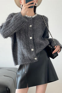 Strickjacke mit V-Ausschnitt und Strickstruktur in Weiß
