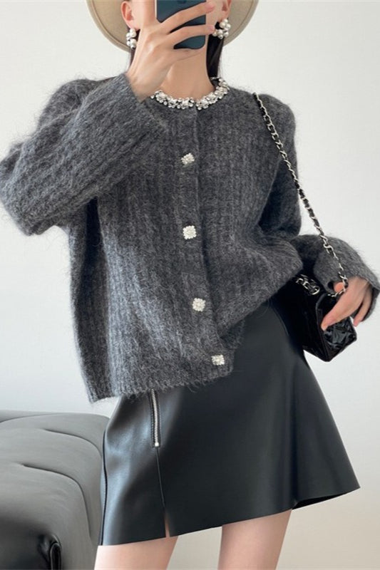Strickjacke mit V-Ausschnitt und Strickstruktur in Weiß