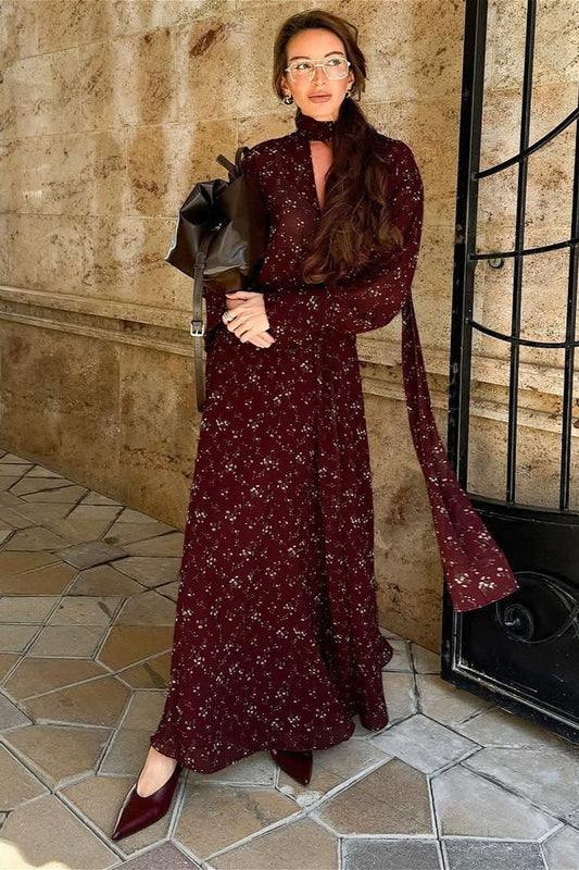 Figurbetontes Kleid mit V-Ausschnitt und Blumenmuster