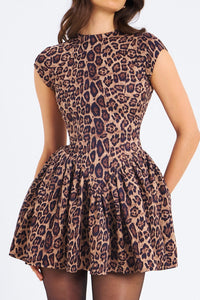 Figurbetontes Minikleid mit Falten und Leopardenmuster