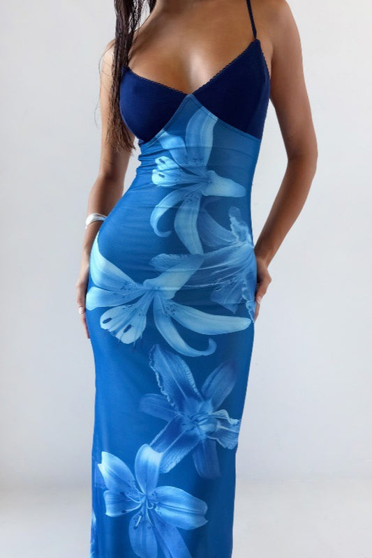 Figurbetontes Maxikleid mit Druck in Blau