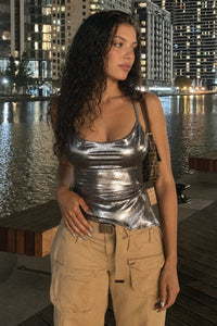 Asymmetrisches Top mit Neckholder und Bindedetail