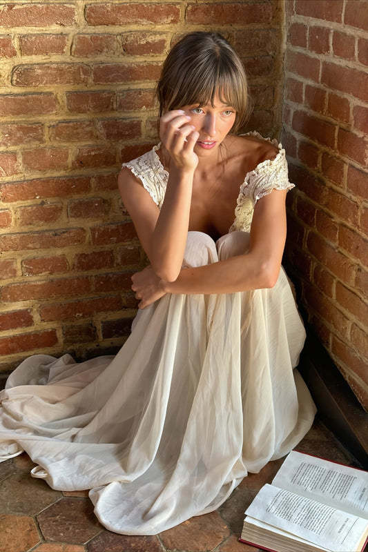 Maxikleid mit V-Ausschnitt, Spitze und Netzdetails
