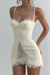 Minikleid mit Spitze, Netzdetails und Satinoptik