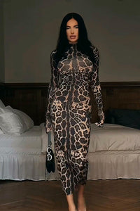 Figurbetontes Maxikleid mit Stehkragen und Druck