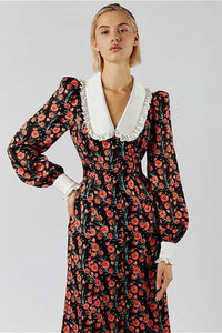Kleid mit Raffung und Blumenmuster