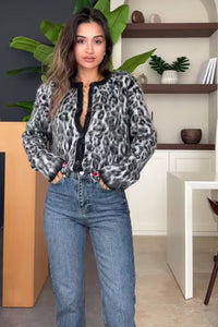 Strickjacke mit Leopardenmuster in Braun