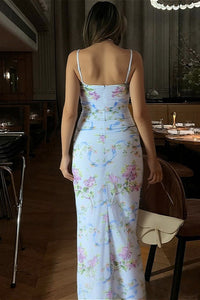 Rückenfreies Kleid mit Schlitz, Raffung und Blumenmuster