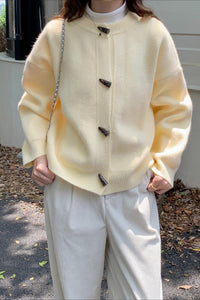 Locker geschnittene Strickjacke mit Knopfdetails und Strickstruktur in Gelb